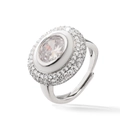 Détail macro d'une bague réglable argentée avec cristal ovale et pavé de pierres brillantes - Forme Ovale / Argent Blanc Émail Ovale