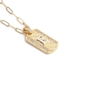 Detalle de collar de cadena de clips dorada con colgante letra E incrustado de circonitas - Letra E