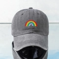 Detail der Regenbogen-Stickerei auf einer grau gewaschenen Baseballkappe aus Denim-Stoff - Einheitsgröße / Grau