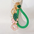 Schlüsselanhänger mit grünem Blatt, rosa Blume, Webseil und Herzanhänger - Blume Blatt Mit Grünem Herzband