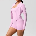 Détail de l'ensemble de yoga rose avec poches sur le short taille haute et coupe ajustée - Rose Sakura