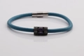 Detailaufnahme von geflochtenem Lederarmband mit blauen Riemen und schwarzen Metallelementen - See Blaues Leder + Violetter Stein