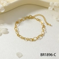Dettaglio di un bracciale a catena a maglie dorate con chiusura a moschettone e catenella - Catena a Anelli Ovali Semplice (BR1896-C)