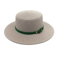 Détail du chapeau canotier beige montrant la texture tressée et le ruban en cuir vert - M (56-58cm) / Gris clair