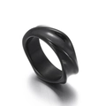Anillo geométrico de acero inoxidable negro con acabado brillante y diseño torcido - US 8 / Negro (KR100729-KFC)