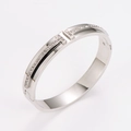 Dettaglio del bracciale in acciaio argento con motivo a T e diamanti scintillanti - Argento
