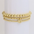 Set di tre braccialetti con perline dorate e ciondolo lettera M su base bianca - M