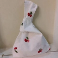 Borsa da polso giapponese in cotone bianco con ricamo ciliegia e pois 3D testurizzati - Ricamo Ciliegia Bianca