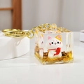 Dettaglio portachiavi a cubo con sabbie mobili liquide, gatto fortunato e glitter - Gatto della Fortuna (Abbondanza)