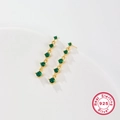 Dettaglio di orecchini a pendente in argento 925 con cinque zirconi verdi brillanti - Verde