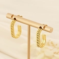 Pendientes de aro dorados de acero inoxidable con textura de correa de reloj - Forma de U Color Oro (KE112717-SP)