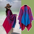 Poncho ethnique à capuche avec motif réversible rouge et bleu et bord à franges - Couleur 32