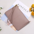 Pochette rose en cuir grainé avec fermeture éclair dorée et dragonne amovible - Rose Taro