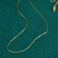 Collar minimalista de cadena de serpiente oro 18K con grabado K18 sobre terciopelo - Oro de 18K