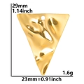 Vue macro d'un pendentif triangle irrégulier doré de 23mm avec texture et dimensions - Triangle Inversé Texturé / Or