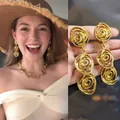 Set gioielli vintage dorati con orecchini pendenti e collana a fiori traforati - Rame/Perno in argento / Orecchini / Oro