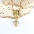 Collana Madonna e croce dorata con pietre di zircone su sfondo di marmo bianco - Stile 2