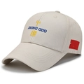 Gorra de béisbol de algodón crema con bordado azul y detalle rojo vista desde un ángulo de 45° - Beige