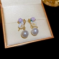 Detalle de pendientes de perlas elegantes con dijes de flores rosas y blancas de moda - Dorado-Púrpura-Blanco (Pin de Plata S925)
