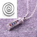 Dettaglio macro del ciondolo buddista in argento inciso con pietre preziose colorate - Pendente con Collana di Perle Artificiali