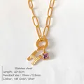 Elegante collana in acciaio inossidabile placcato oro 14K con ciondolo iniziale H e zircone viola - Lettera H (XNL0079)