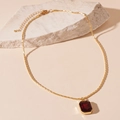 Detail van de vintage gouden ketting met een rechthoekige rode edelsteen hanger - Rode Strass Rechthoek Ketting