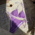 Dettaglio del bikini a righe viola in tessuto spugna con lacci laterali regolabili - Viola Chiaro