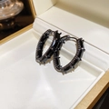 Détail macro d'une boucle d'oreille en cristal noir en U dans un coffret en velours - Manchette d'Oreille en Zircon Géométrique Noire (1# Manchette d'Oreille)