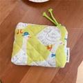 Dettaglio della mini pochette trapuntata con motivo a papera e cerniera su fondo in legno - Anatra