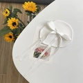 Elegante witte zijden dubbellaagse haarstrikclip met lange linten op een wit bureau - Wit