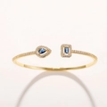 Detail van verstelbare gouden armband met blauwe peer- en rechthoekige zirkoonstenen - Goudblauw