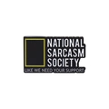 Spilla in smalto con testo National Sarcasm Society su sfondo nero e bordo giallo - Stile Società Nazionale del Sarcasmo (QHXZ3063)