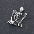 Detail van zilveren magere hein schedelhanger met vleugels en zeis in gothic stijl - Gevleugelde Grim Reaper Zeis Stijl (38*33mmKP52605-BD)