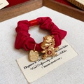 Détail macro du chouchou rouge avec pendentif dragon doré et caractère festif chinois - 32# Elastique-Rouge-Cheval-Joie