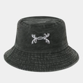 Gros plan sur la broderie de bois blanche sur le chapeau bob en denim délavé - M (56-58cm) / Vert Militaire