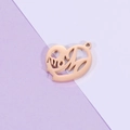 Vista macro de colgante de corazón en oro rosa con diseño calado de letras 'mom' - Oro rosa