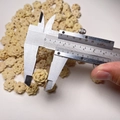 Misurazione di una perla di loto in bosso da 13,5 mm con calibro digitale - Accessorio Loto Intagliato da 15mm