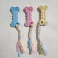 Jouet à mâcher pour chien en forme d'os avec texture en caoutchouc et corde tressée - Biscuit Incurvé avec Bande de Tissu
