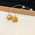 Vista macro de pendientes de flores doradas con barra curva y una perla de gran brillo - Pendientes de Botón de Perla y Flor Dorada (Pasador de Plata 925) / Dorado