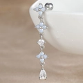Détail de la boucle d'oreille argentée avec fleurs en opale et pendentif zircon goutte - Fleurs Bleu Clair Longues Pendantes