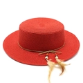Détail du chapeau de paille rouge avec cordon en cuir marron, perles en bois et plume - M (56-58cm) / Rouge