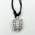 Collana in stile vintage con ciondolo a tartaruga in finto osso bianco e cordino - H-2/Tartaruga Bianca Motivo Nero