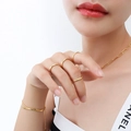 Gepolijste 18K vergulde titanium stalen sieradenset met minimalistische ringen en kettingen - US 5 / Goud