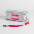 Trousse argentée matelassée avec détails roses et poignée en cordon tressé coloré - Motif Losange Argenté (Étiquette Rose)