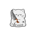 Lustige weiße Zeichentrickkatze Emaille-Anstecknadel mit Messer und 'be nice' Text - Be Nice Katze Mit Messer Stil (QHXZ3710)