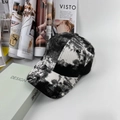 Détail d'une casquette de baseball tie-dye tendance avec motif marbre noir et blanc - Adulte, Réglable / Noir