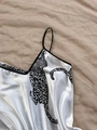 Elegante camisón de satén blanco con estampado de leopardo negro y tirantes finos - S / Leopardo Blanco