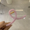 Pince à cheveux rose au design croisé minimaliste avec ressort doré en main - Grand (env. 10,5 cm) / Violet Taro