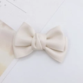 Dettaglio del fiocco in ecopelle crema con elegante texture plissettata rifinita - Bianco