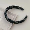 Détail d'un serre-tête en tissu rayé vintage avec boucle métallique dorée en forme de cœur - Serre-tête Rayé Noir